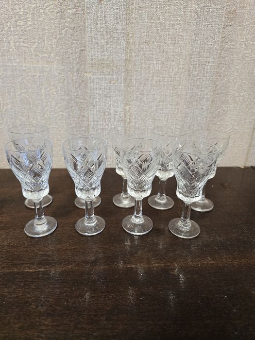 Хрустальні бокали на ніжці та салатник