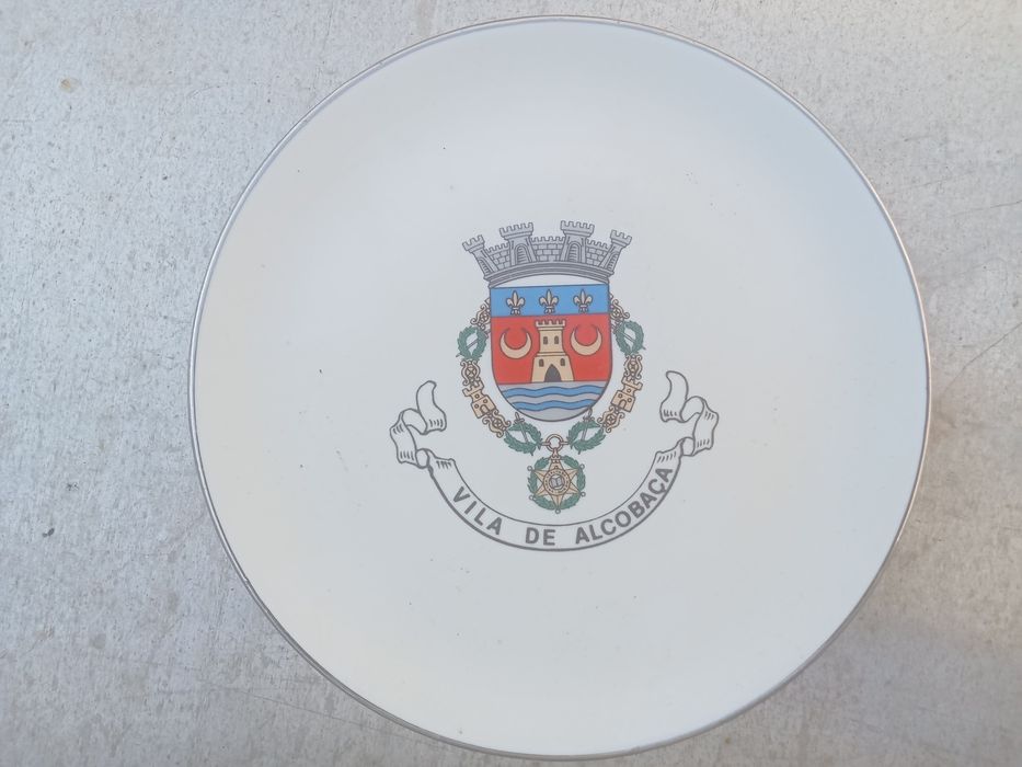 Pratos com símbolo do concelho de Aveiro e Vila de Alcobaça 15€ cada. Edeal para decorar uma sala ou colecionar.