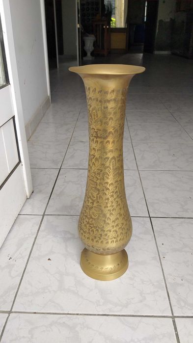 jarra para flores cônico de latão