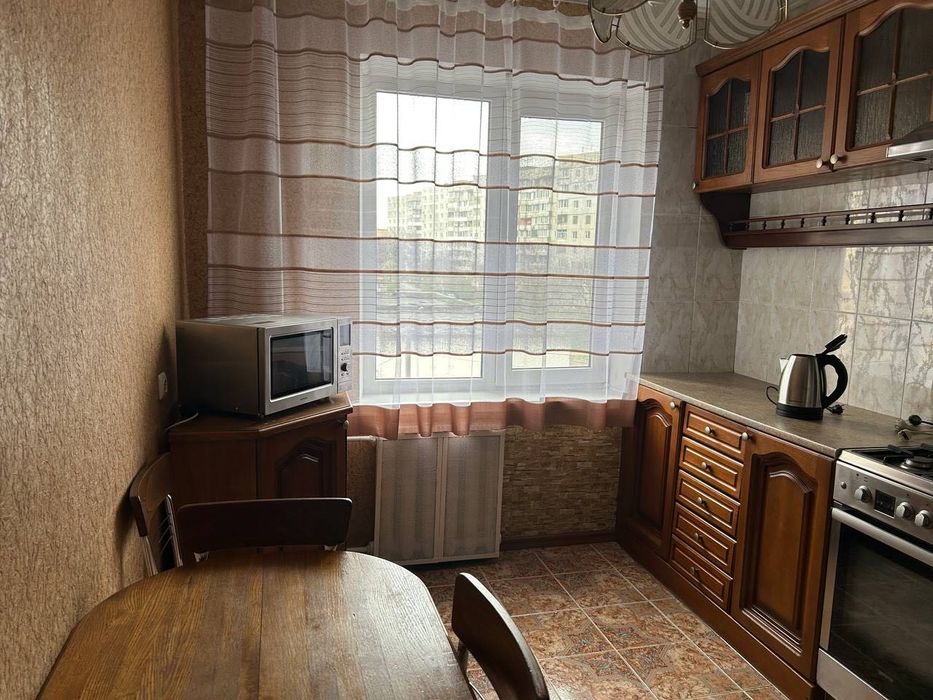 Оренда кімнати в трьох кімнатній квартирі