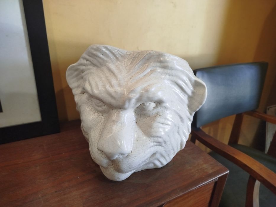 Cachepôs antigos com rosto de leão
