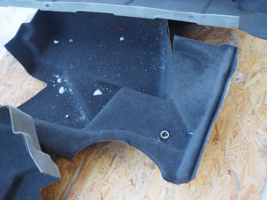 Tapicerka boczki bagażnika mercedes w124 coupe