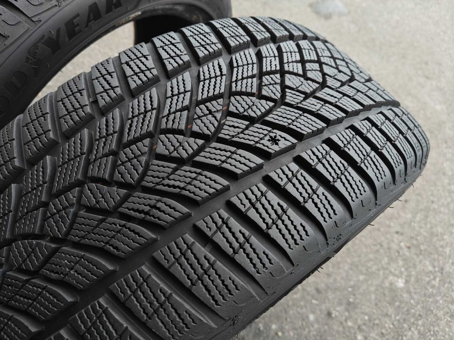 ПАРА 2ШТ R18 225 45 RunFlat GoodYear UltraGrip зимові шини з BMW