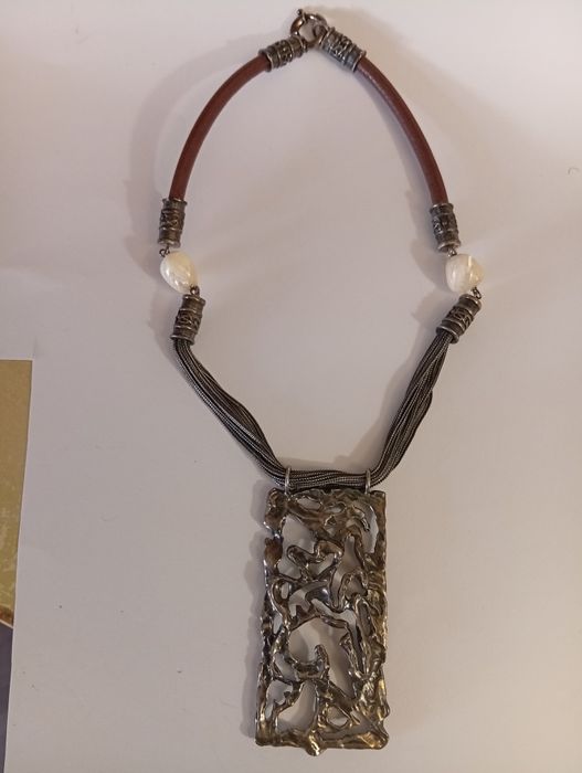 Colar de prata com contraste.