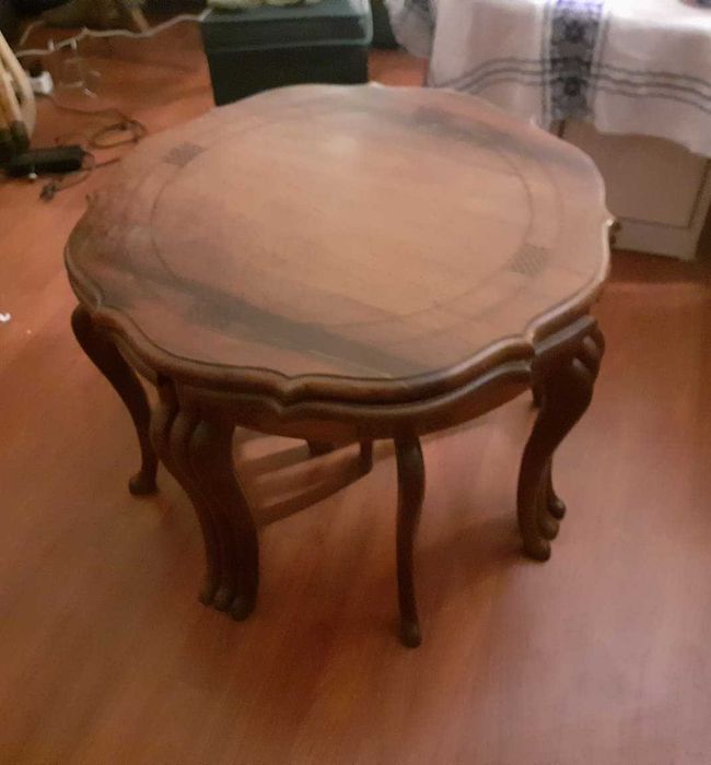 mesa de madeira com 4 mesinhas por baixo