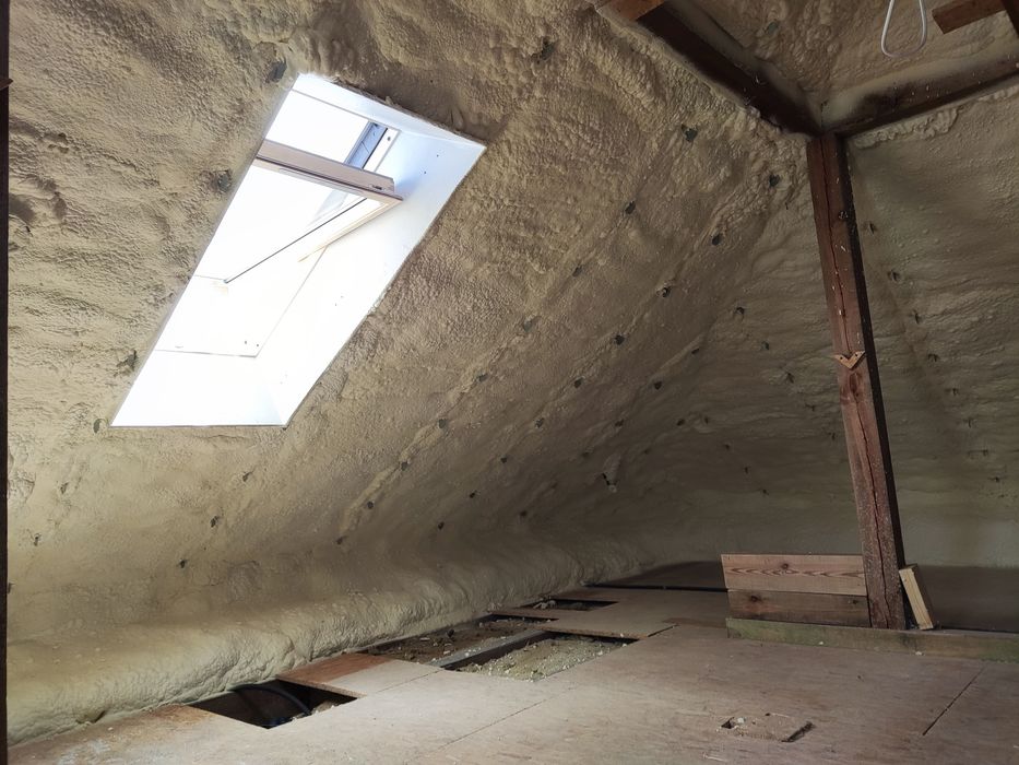 Ocieplanie pianką PUR Dachu i poddasza - Izolacje natryskowe Pianą