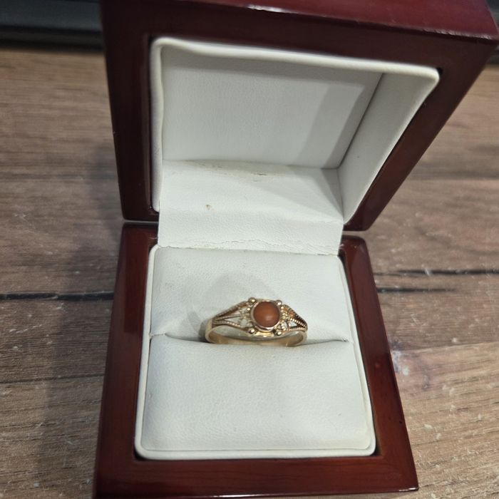 Śliczny złoty pierścionek 585 z koralem