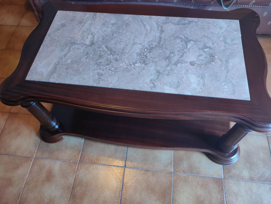Mesa de sala em madeira castanha, com tampo em pedra