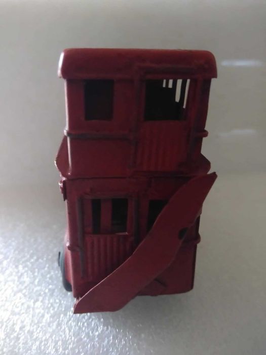 Autocarro de Dois Pisos de Chapa Antigo.