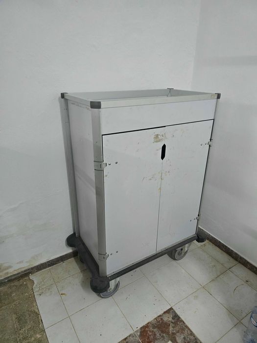 Armário Móvel Industrial – Estrutura em Alumínio e Rodas Industriais