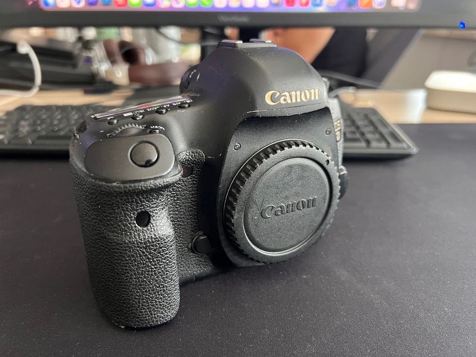 Canon EOS 5D Mark III - uszkodzona matryca, komplet z ładowarką i bateriami