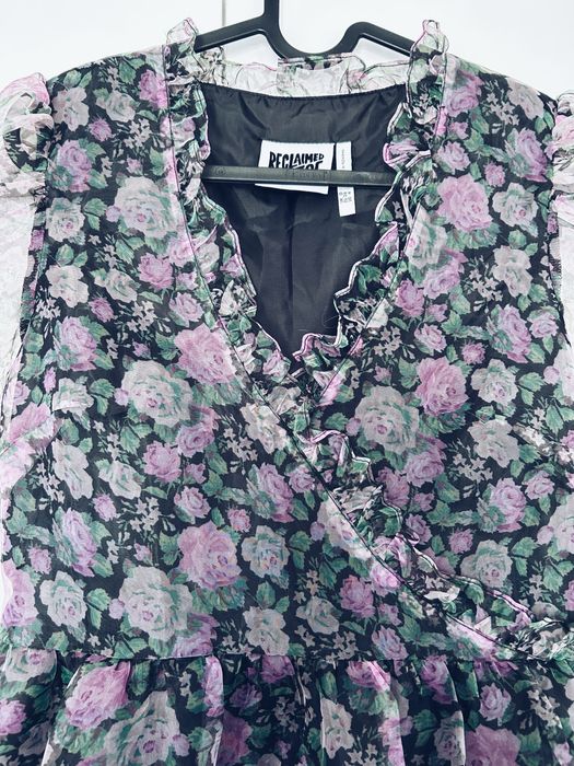 Sukienka w kwiatowy wzór z przezroczystymi rękawami