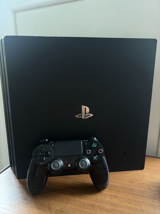 PlayStation 4 Pro 1TB (CUH-7016B) + геймпад