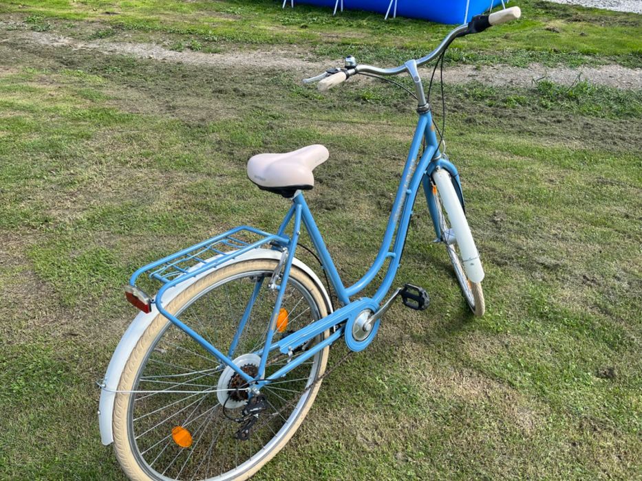 Niebieski rower miejski-