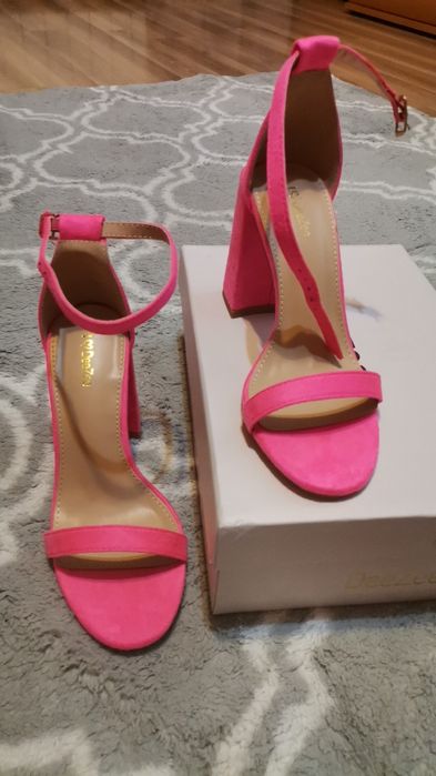 Sandałki damskie na słupku