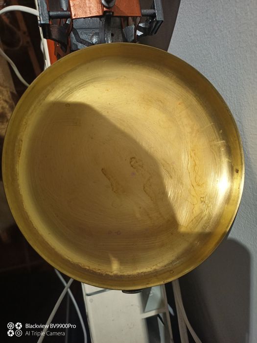 Uma pequena balança de dois quilos muito bem tratada