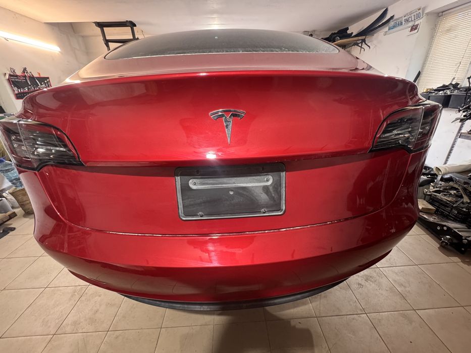 Ляда кришка багажника  чорвона Tesla Model 3 PPMR 2023