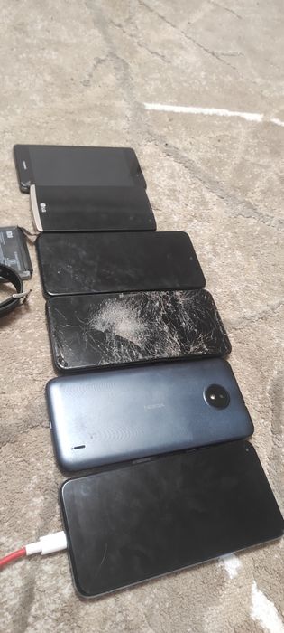 Zestaw sześciu telefonuw