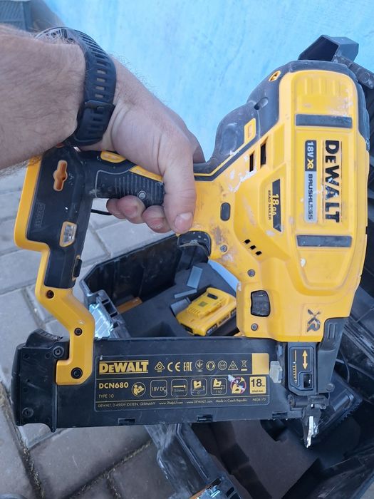 Akumulatorowa sztyfciarka dewalt 18v dcn680 zestaw
