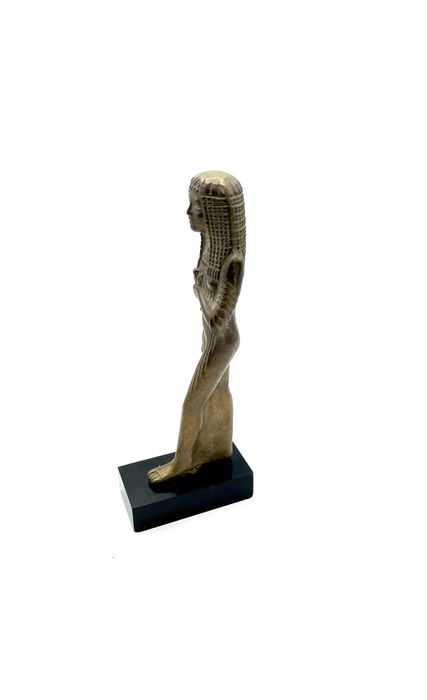 Escultura mulher egipcia em bronze bruto