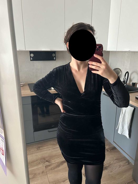 Welurowa sukienka mała czarna aksamitna elegancka mini klasyczna