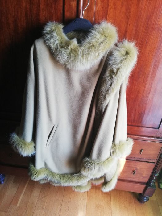 Capa em la, comprida, toda debruçada a pele verdadeira no mesmo tom pi