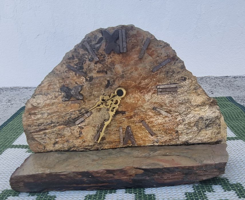 Relógio em pedra xisto