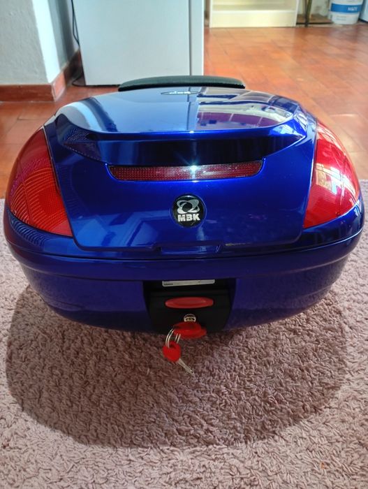 Baú para 2 capacetes.