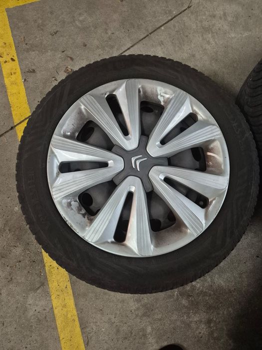 Vendo 4 jantes com pneus 16'