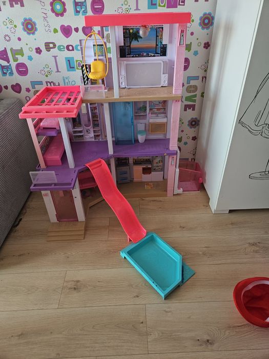Domek Barbie ze zjeżdżalnią i basenem.