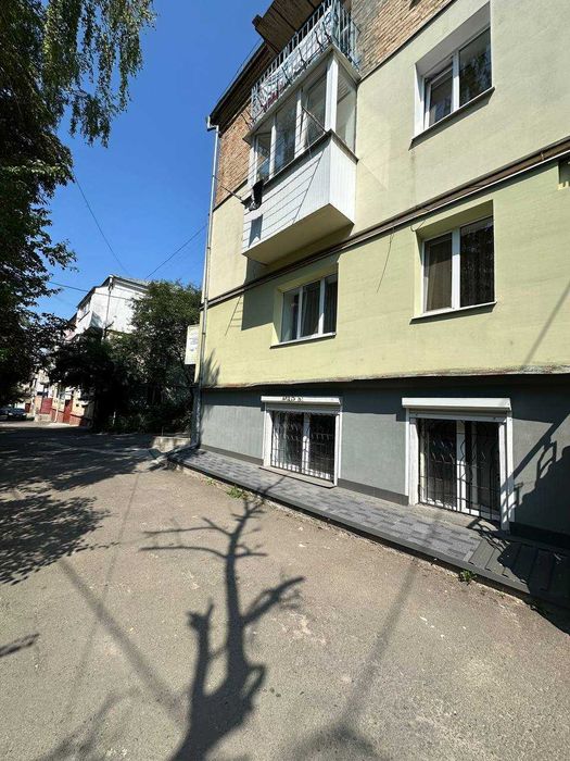 Ст. Бандери 41м2 Здам Фасадне Кутове приміщення з Хорошим Трафіком та Ремонтом