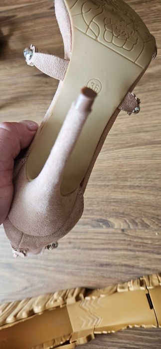 Buty na obcasie r. 36
