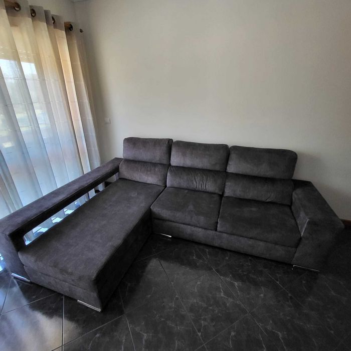 Sofá cinzento de 3 lugares com chaise longue