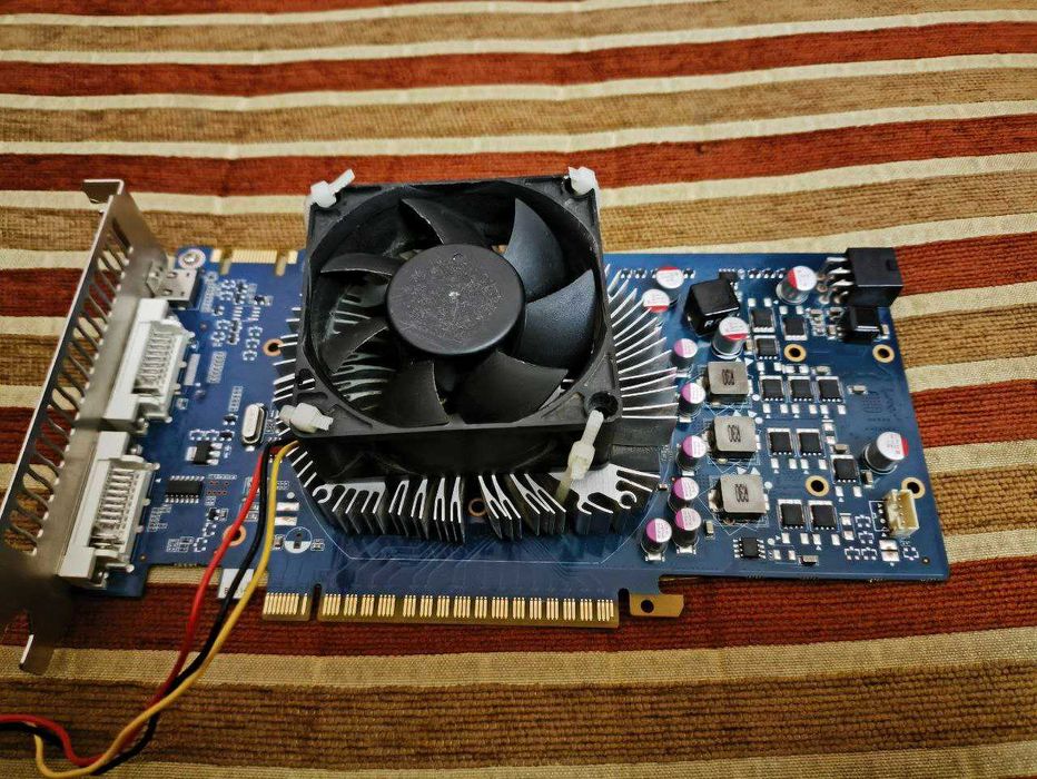 Робочий комп’ютер у хорошому стані.