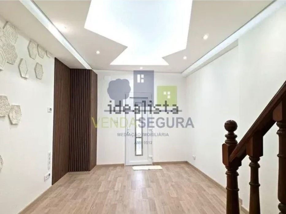 Vende-se moradia T3 no centro de ALMODÔVAR