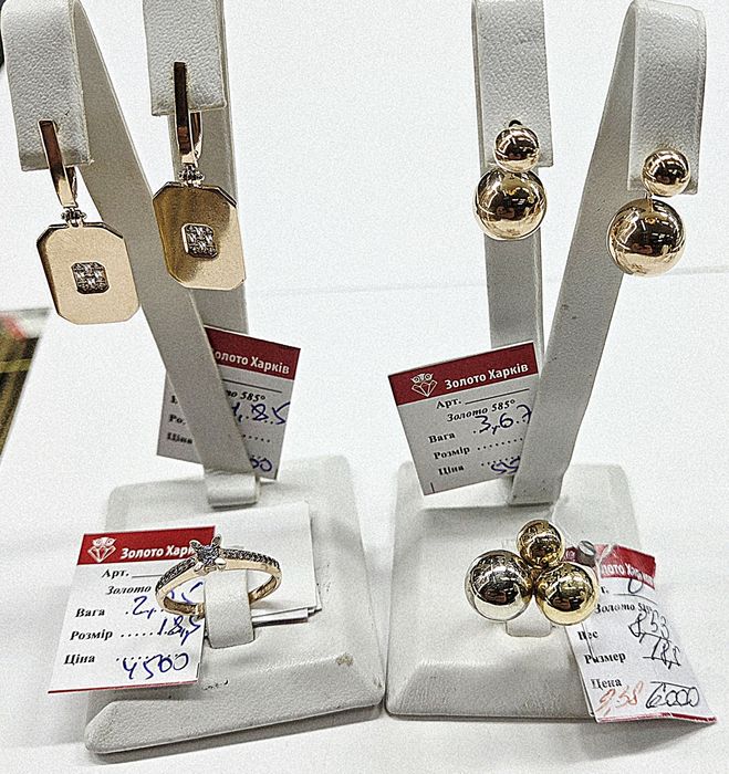 В продаже золотые женские кольца и серьги  585 пробы.