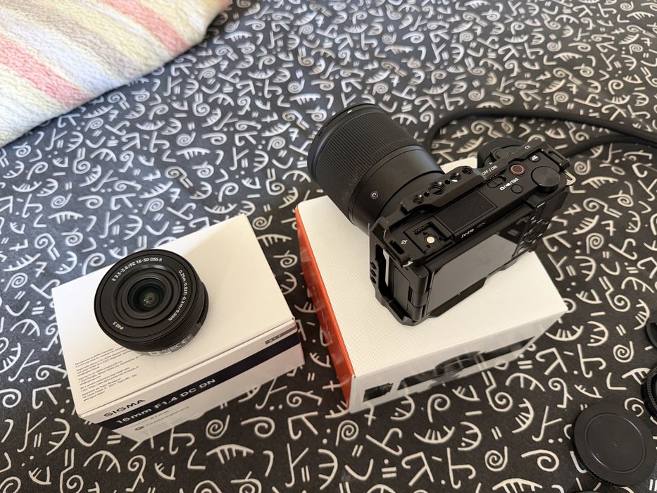 Sony ZV-E10 + Sigma 16mm f/1.4 + 16-50mm + Cage SmallRig + SD 256GB