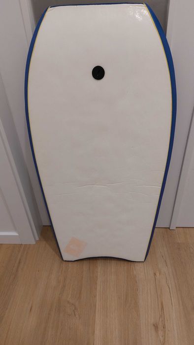 Pranchas de bodyboard e pés de pato