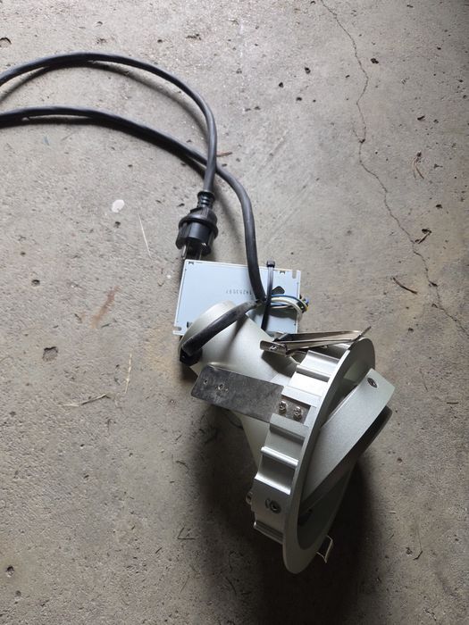 Lampa halogenowa ze statecznikiem elektronicznym 70W.