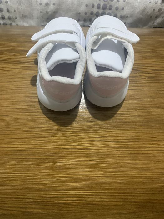 Tenis Adidas tam. 25