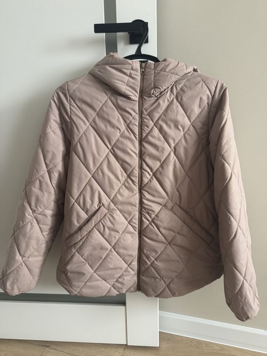 Весняна жіноча куртка