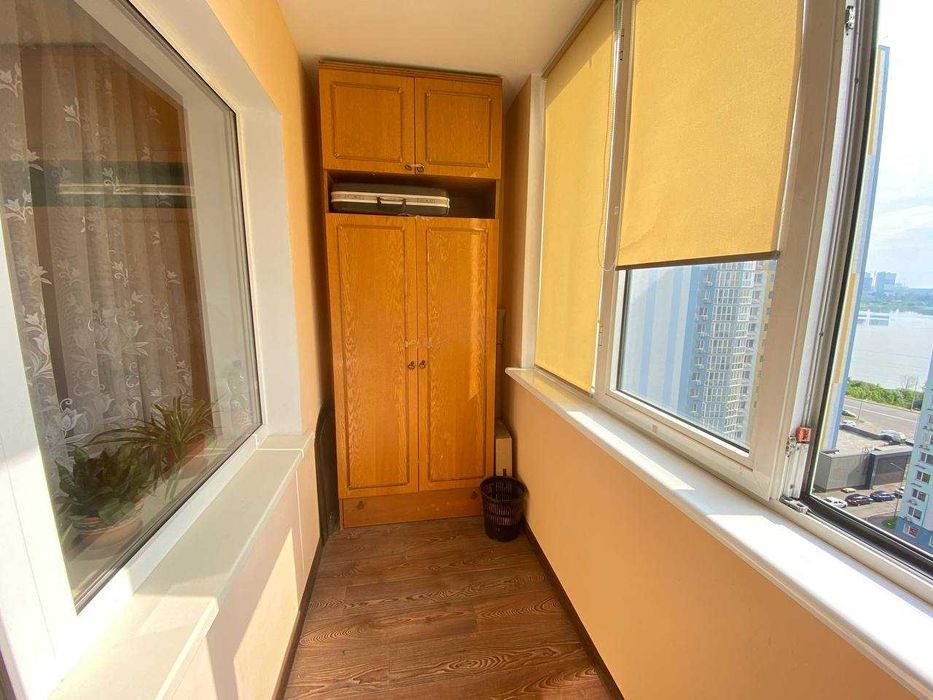 Простора 1-к  45 м²  біля метро Харківська/Позняки. Вишняківська,3