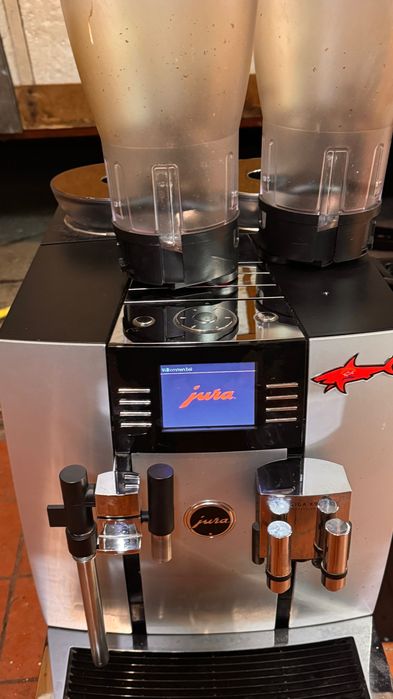 Продам кофемашину Jura giga X 9 c