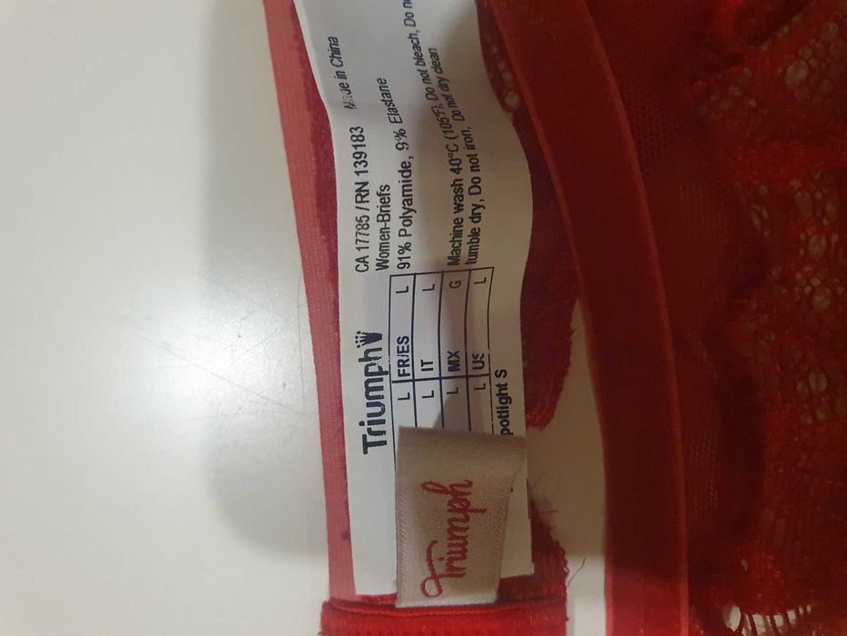 Червоний пояс для панчіх від Triumpph