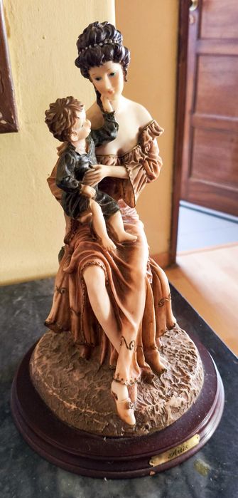 Estatueta "Mãe e Filho" Artis em Base Madeira
