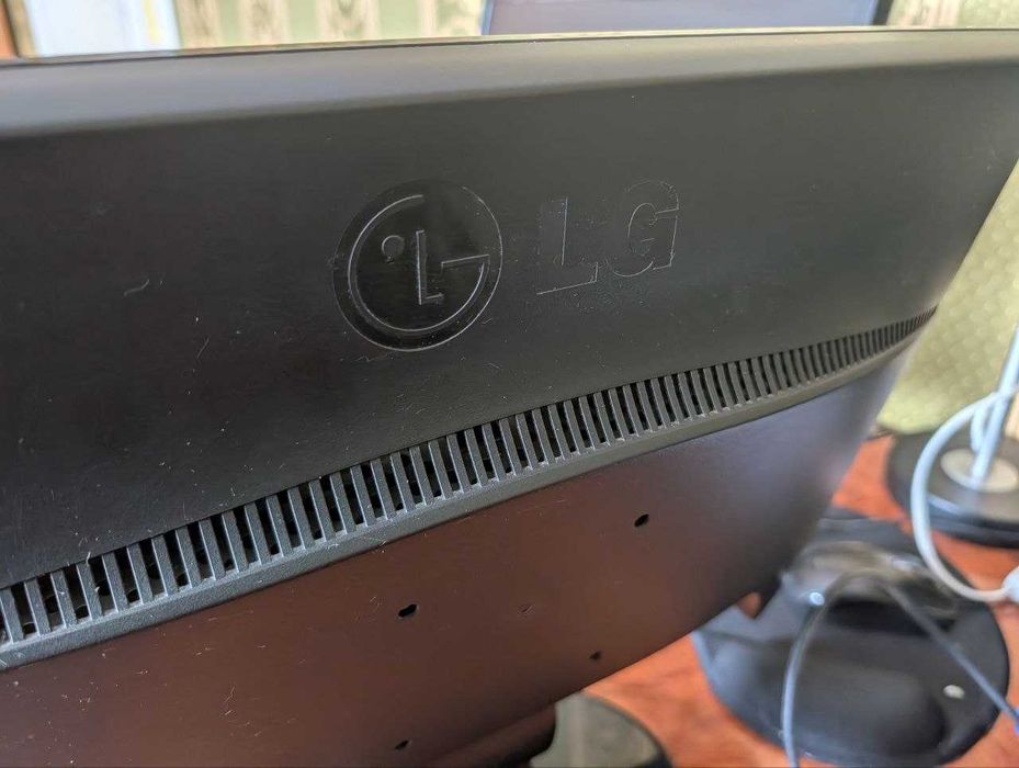 Монітор LG 18.5 дюйма