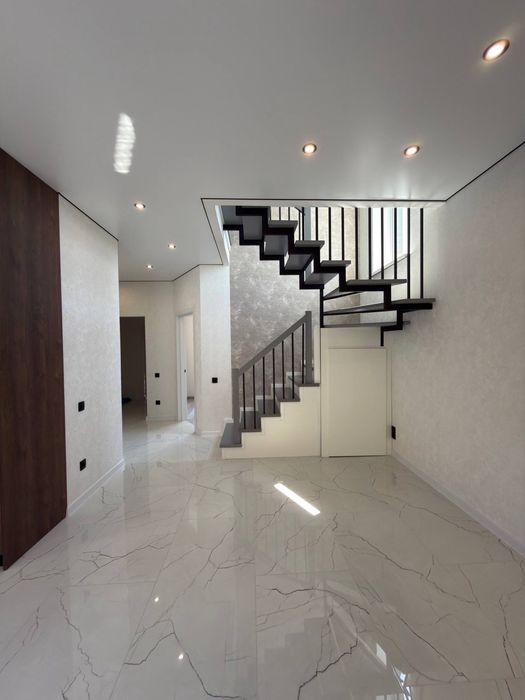 Продам боковий таунхаус з ремонтом без кімісії .