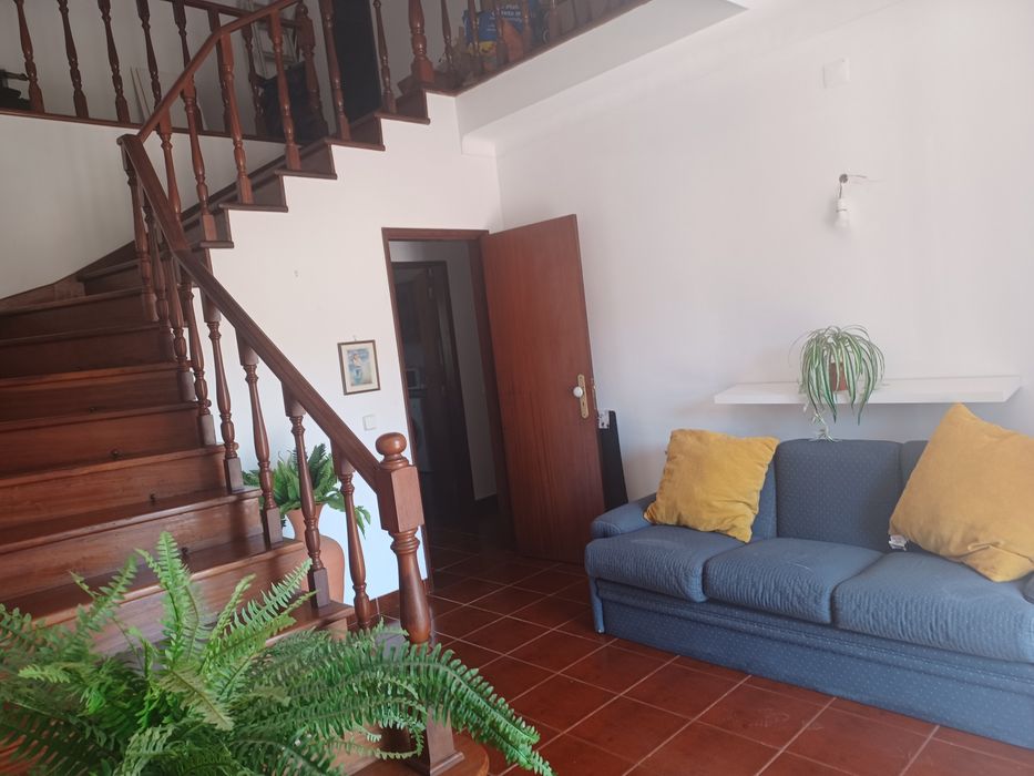 Quarto em vivenda tranquila rodeada de sol.