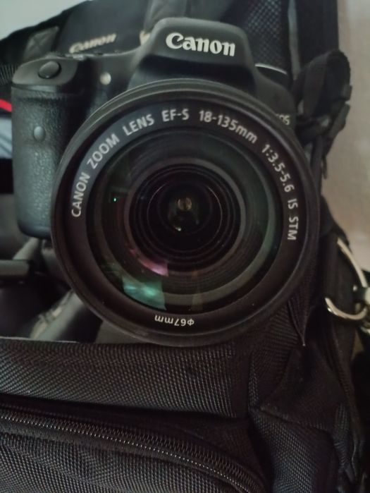 Canon eos 7D + ef-s 18-135 is 1800 кадрів
