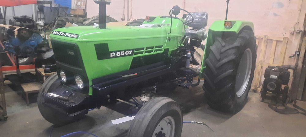 Trator agrícola deutz 6507 com carregador frontal